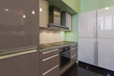 Глянцевая кухня в стиле модерн